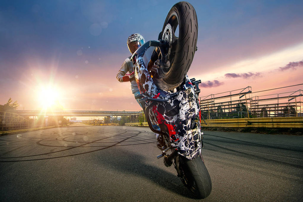 Moto rider κάνοντας μια ακροβατική επίδειξη σε μοτοσικλέτα - Φωτογραφία, εικόνα