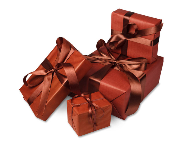 Confezioni regalo natalizie in carta marrone isolate su bianco
 - Foto, immagini