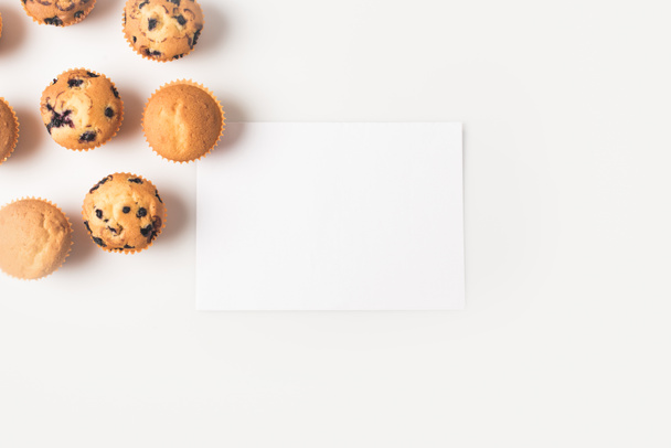 cupcakes and blank card - Fotoğraf, Görsel