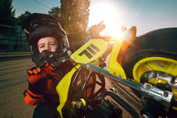 Bambino su una moto
 - Foto, immagini