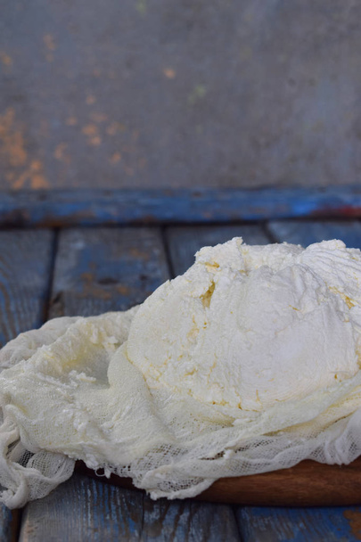 Сир з сирого молока або йогурту на дерев'яному фоні
 - Фото, зображення