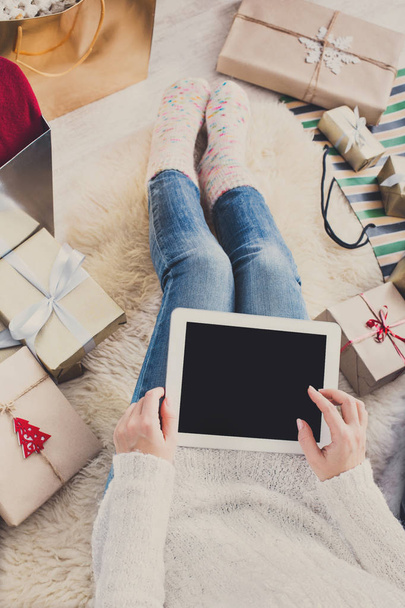 Mujer Navidad compras en línea con la tableta, vista superior
 - Foto, imagen