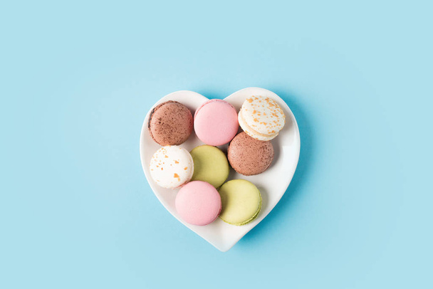 macarons na desce ve tvaru srdce - Fotografie, Obrázek