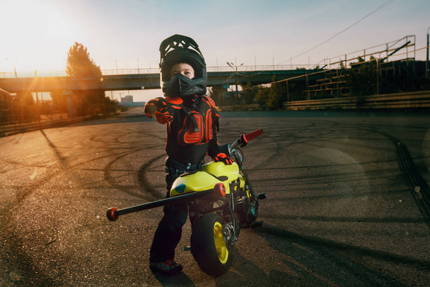 Το παιδί σε μια μοτοσικλέτα - Φωτογραφία, εικόνα