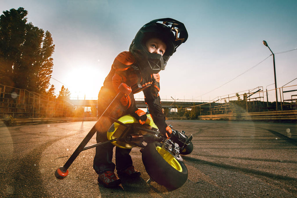 Lapsi moottoripyörällä
 - Valokuva, kuva