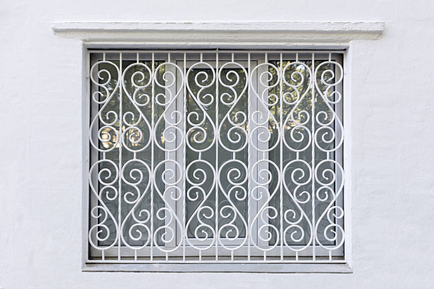 Figuroval rámu okna s železem kované bílé mříže - Fotografie, Obrázek