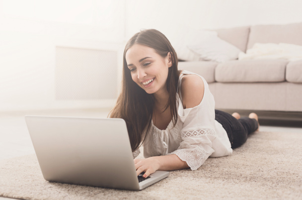 junges Mädchen chattet online auf Laptop - Foto, Bild