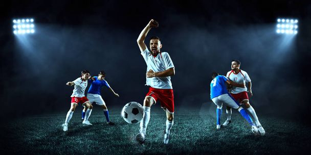 Футболисты играют на профессиональном стадионе
 - Фото, изображение