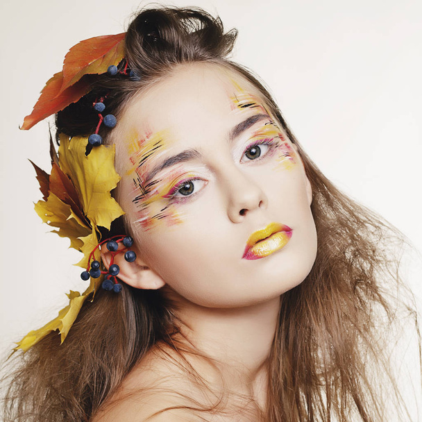 Beautiful woman with autumn make up posing in studio. Fashion co - Valokuva, kuva