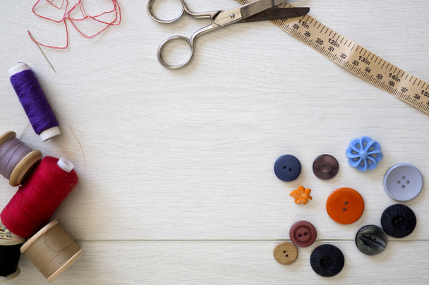 Botones de colores brillantes y algodón de costura, puesta plana
 - Foto, imagen