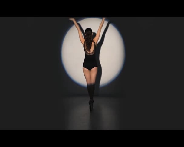 Egy gyönyörű ballerina tánc-reflektorfényben - Felvétel, videó