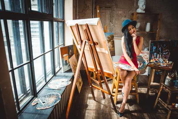 Young woman painter in her studio make some art - Valokuva, kuva