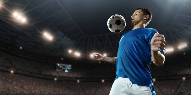 Fotbaloví hráči provádí akční hru na profesionální stadion - Fotografie, Obrázek