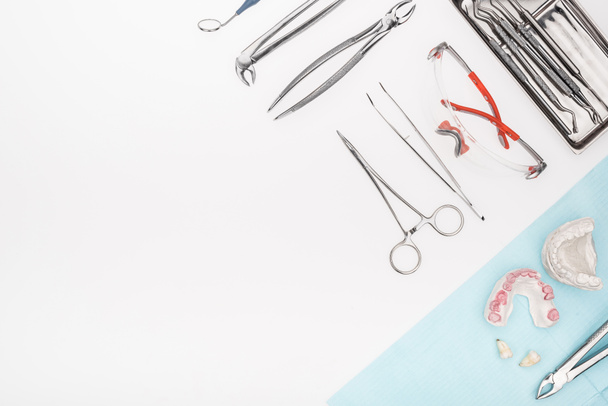Набор стоматологических инструментов
 - Фото, изображение
