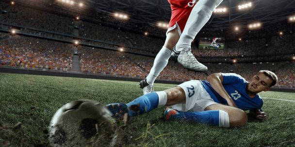 Fußballer führt ein Actionspiel auf einem professionellen Stadion auf - Foto, Bild