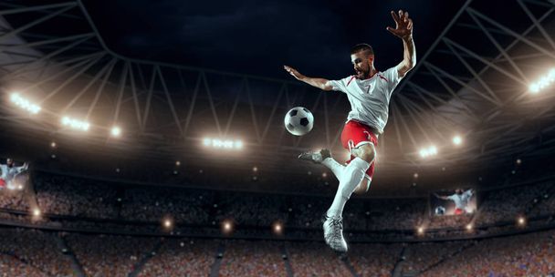 Giocatore di calcio esegue un gioco d'azione su uno stadio professionale
 - Foto, immagini