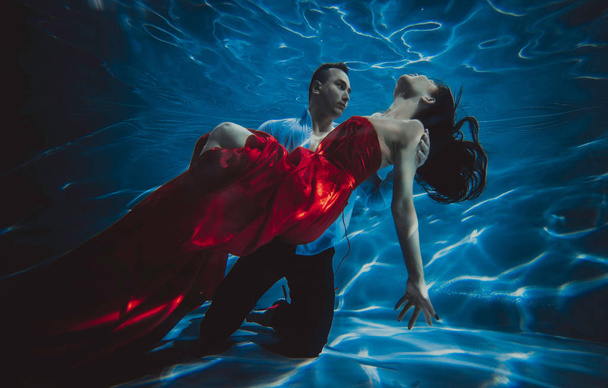 Couple dreamlike situation underwater - Foto, Imagem