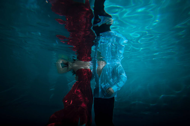 Couple dreamlike situation underwater - Φωτογραφία, εικόνα