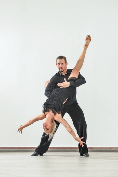 Пара танцює ізольовано на білому тлі
 - Фото, зображення