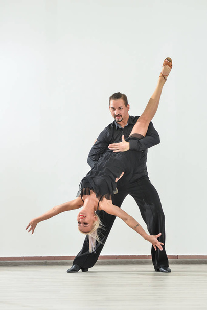 Paar tanzt isoliert auf weißem Hintergrund - Foto, Bild