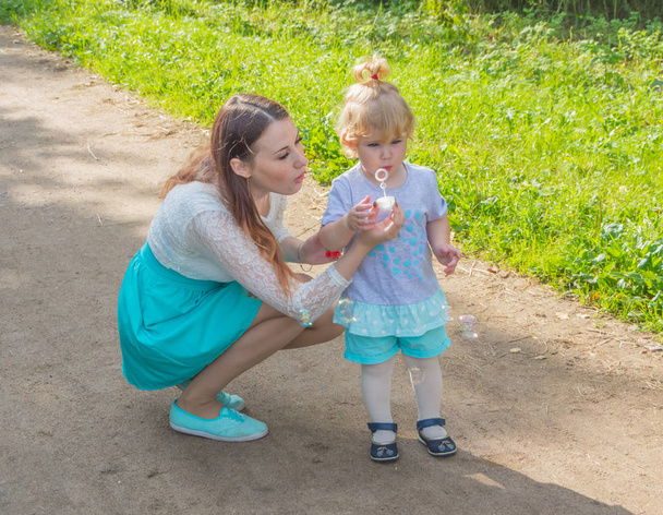 in the Park, baby and mommy blow bubbles. - Фото, зображення