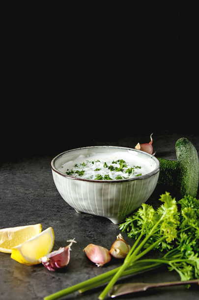 Sauce Tsatsiki with ingredients of cucumbers, garlic, parsley, l - Foto, Imagen