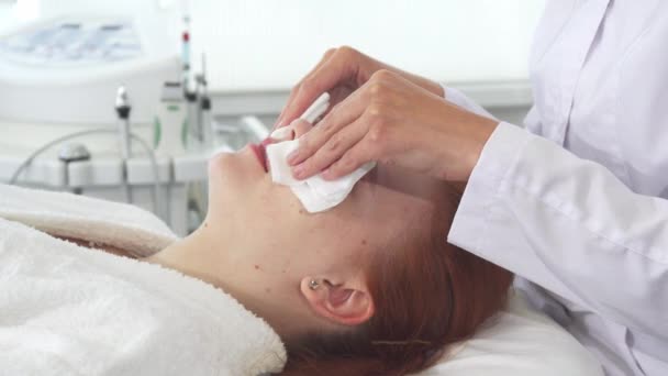 Cosmetologue essuie les clients visage avec des serviettes
 - Séquence, vidéo