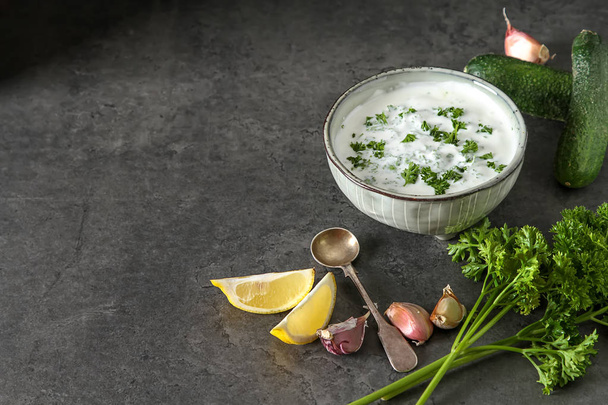 Sauce Tsatsiki with ingredients of cucumbers, garlic, parsley, l - Zdjęcie, obraz
