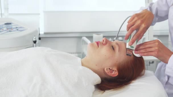 Cosmetólogo utiliza máquina ultrasónica para la cara de los clientes
 - Metraje, vídeo