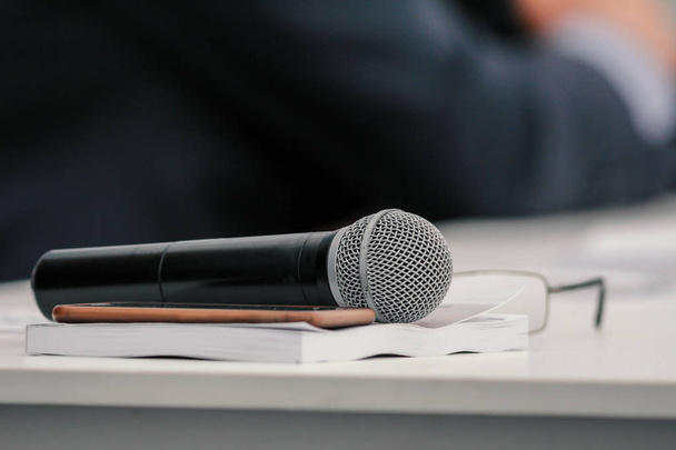 Мікрофон на столі під час презентації або бізнес-семінару, крупним планом
 - Фото, зображення