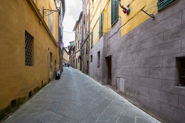 Calle medieval estrecha en Siena, Italia - Foto, imagen