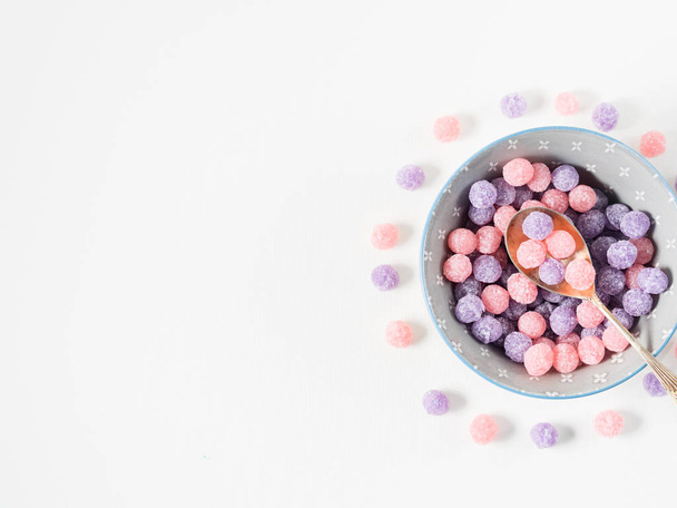 Purple and pink candies in bowl - Φωτογραφία, εικόνα
