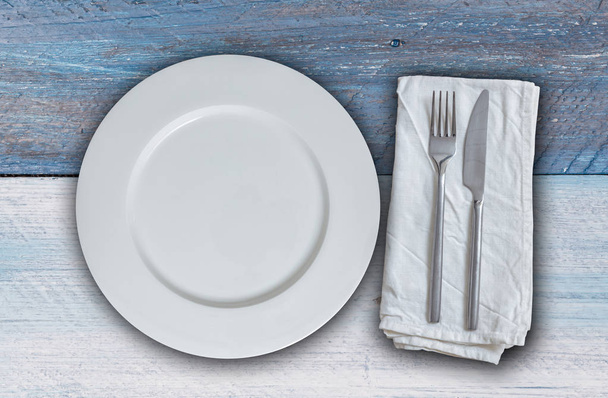 Üres tányéron evőeszközök a kék-fehér szüret a fa - Fotó, kép