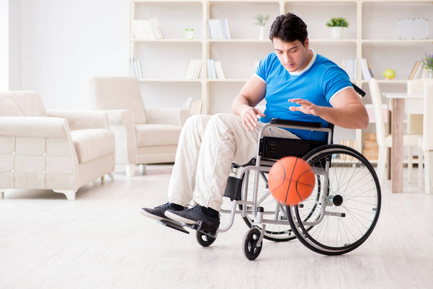 Молодой баскетболист на инвалидной коляске восстанавливается после травмы - Фото, изображение