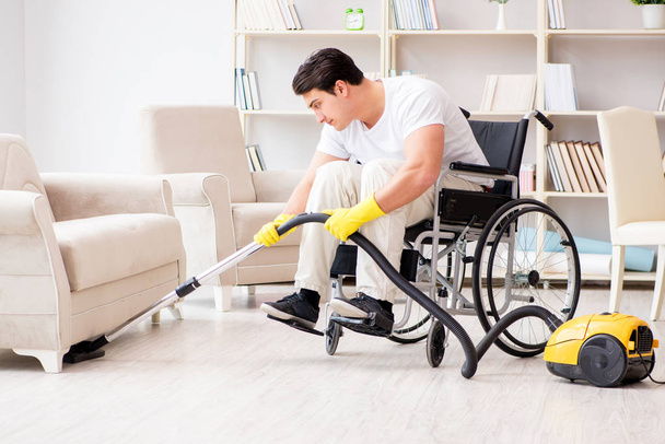handicapé avec aspirateur à la maison - Photo, image