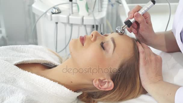 Cosmetologist usa iontoforese para clientes testa
 - Filmagem, Vídeo