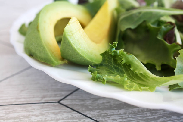 a tányér saláta avocadoon - Fotó, kép