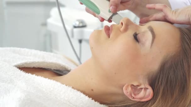 Cosmetologue utilisant un épurateur ultrasonique sur le visage des clients
 - Séquence, vidéo