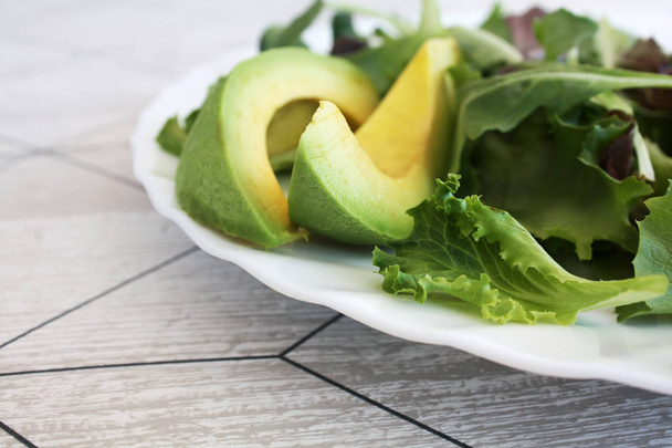 salad avoado on the white plate - Foto, afbeelding