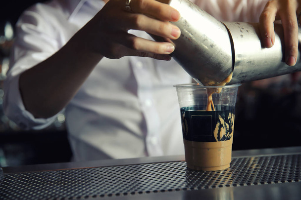 Barista Cafe yapma kahve hazırlama üzerinde bar, hizmet anlayışı - Fotoğraf, Görsel