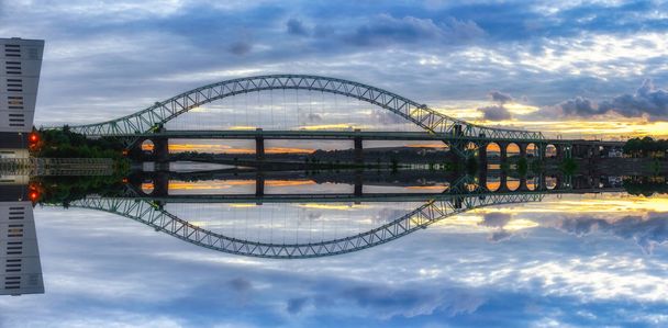 Mersey-joen ylittävä silta
  - Valokuva, kuva