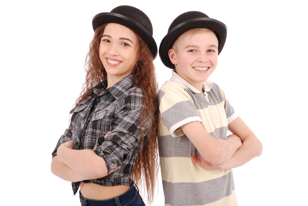 Retrato de niña y niño posando en sombrero de jugador de bolos negro
 - Foto, imagen