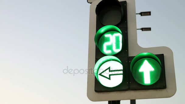 Egy közlekedési lámpa, válaszút azt mutatja, hogy a zöld fény - Felvétel, videó