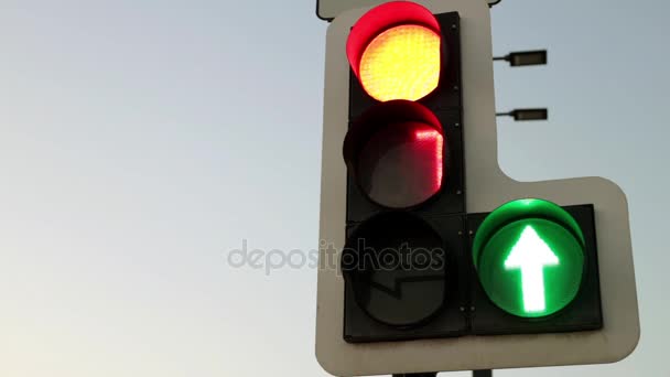 Светофор показывает красный свет, а затем зеленый цвет
. - Кадры, видео