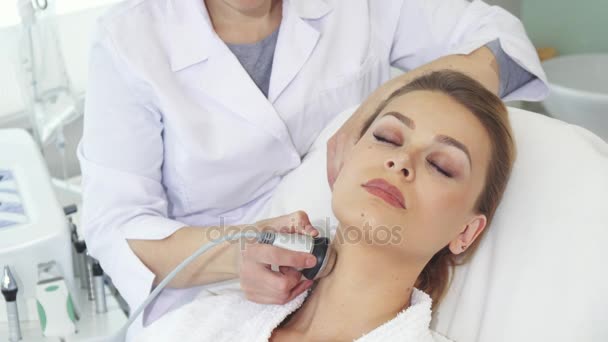 Cosmetologist faz massagem facial com equipamento especial
 - Filmagem, Vídeo