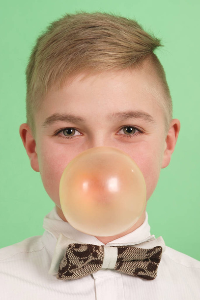 Chico soplando una burbuja de goma de mascar
 - Foto, Imagen