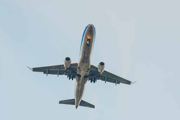 avião de baixo - avião que voa de baixo
 - Foto, Imagem