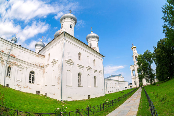 St. George's (Joerjev) orthodoxe mannelijke klooster in Veliky Novgorod - Foto, afbeelding