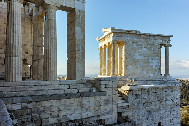 Vista stupefacente di Propylaea porta monumentale nell'Acropoli di Atene
 - Foto, immagini