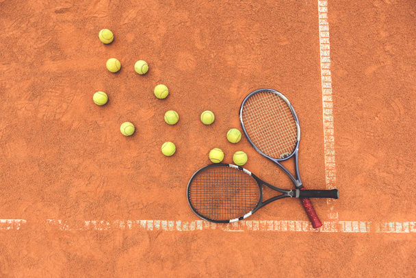 Sport equipment on tennis arena - Фото, зображення